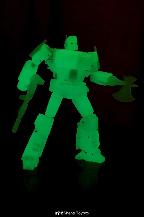 NewAge David Lucky Drawn Glow In The Dark Figure In Hand Image  (5 of 9)